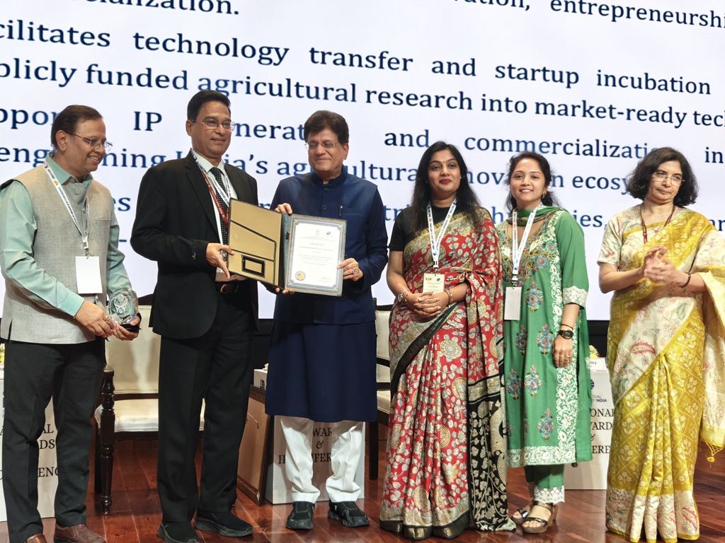 IARI Pusa Krishi Pusa Taksay wins Best Incubator Award from Hon'ble Minister Sri Piyush Goyal at Bharat Mandapam, New Delhi